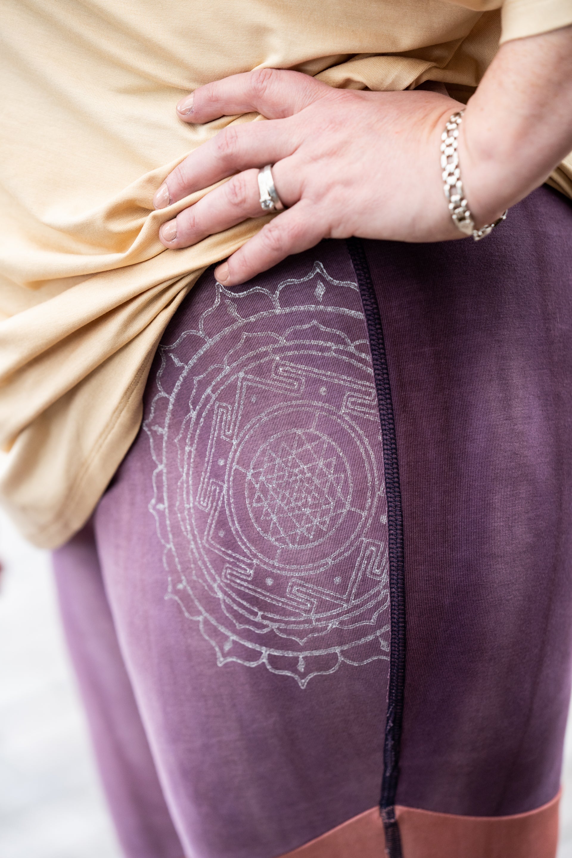 Harmony legging in Thistle, Blossom & Flax